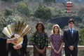 京都の清水寺で学生による能を鑑賞するミシェル・オバマ米大統領夫人（奥左から2人目）とキャロライン・ケネディ駐日米大使（同3人目）、大使の長男ジャック・シュロスバークさん（右、2015年3月20日撮影）。(c)AFP/TOSHIFUMI KITAMURA