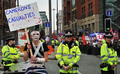 英マンチェスター（Manchester）の英保守党大会の会場となった施設の前を行進するデモ隊（2011年10月2日撮影）。(c)AFP/Carl de Souza