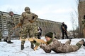 ウクライナの首都キエフ近郊で訓練を受けるウクライナ軍の予備役（2021年12月25日撮影）。(c)Sergei SUPINSKY / AFP