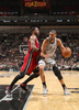 12-13NBAは31日、各地で試合が行われ、マイアミ・ヒート（Miami Heat）は88-86でサンアントニオ・スパーズ（San Antonio Spurs）を下した。

マイアミ・ヒートのウドニス・ハスレム（Udonis Haslem、左)とマッチアップするサンアントニオ・スパーズのティム・ダンカン（Tim Duncan、2013年3月31日撮影）。(c)AFP/Getty Images/NBAE/Joe Murphy