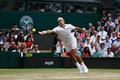 テニス、ウィンブルドン選手権、男子シングルス決勝。リターンを打つロジャー・フェデラー（2017年7月16日撮影）。(c)AFP/Adrian DENNIS