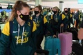 東京五輪への出発を控え、シドニー空港でチェックインの列に加わるオーストラリア・ソフトボール女子代表選手（2021年5月31日撮影）。(c)SAEED KHAN / AFP
