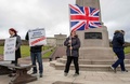 英領北アイルランド・ベルファストの議会前で抗議する親英派（2021年4月8日撮影）。(c)PAUL FAITH / AFP