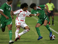 UAEの%%Qusai Munir%%（中央）の前でボールをコントロールするアハメド・ムバラク（%%Ahmed Mubarak%%、右）。(c)AFP/KARIM SAHIB