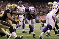 09NFLプレーオフ、ナショナル・カンファレンス（NFC）決勝、ニューオーリンズ・セインツ（%%New Orleans Saints%%）対ミネソタ・バイキングス（%%Minnesota Vikings%%）。試合はセインツが31-28で勝利し、チーム創設以来初のスーパーボウル進出を決めた。写真はタッチダウンを決めるバイキングスのエイドリアン・ピーターソン（%%Adrian Peterson%%、中央）。（2010年1月24日撮影）(c)AFP/Getty Images/Ronald Martinez