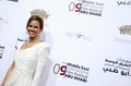 第3回中東国際映画祭（Middle East International Film Festival）が8日、アラブ首長国連邦の首都アブダビ（Abu Dhabi）で開幕し、米女優ヒラリー・スワンク（Hilary Swank）やデミ・ムーア（Demi Moore）が開会式に出席した。写真は、エリー・サーブ（Elie Saab）の白いドレスでレッドカーペットに姿を見せたスワンク（2009年10月8日撮影）。(c)AFP/MARWAN NAAMANI