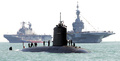 英ポーツマスで仏海軍の攻撃型原子力潜水艦「ペルル」の上に乗る水兵ら（2005年6月27日撮影、資料写真）。(c)ALESSANDRO ABBONIZIO / AFP