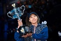 全豪オープンテニス、女子シングルス決勝。トロフィーを掲げる大坂なおみ（2021年2月20日撮影）。(c)William WEST / AFP