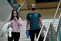 東京五輪出場後の14日間の隔離期間を終えた競泳女子金メダリストのエマ・マキーオン（右、2021年8月17日撮影）。(c)Saeed KHAN/ AFP