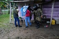 パナマ国境警察に身柄を拘束された、不法移民支援グループのメンバー（中央、2024年8月7日撮影）。(c)ARNULFO FRANCO / AFP