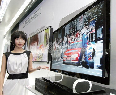 サムスン、厚さ1センチの超薄型40インチ液晶パネルを発表 写真2枚 国際 