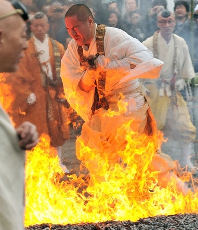 炎で身を清め春を迎える、埼玉の「長瀞火祭り」