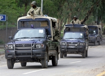 モスク立てこもり事件、人質救助作戦で将校が銃撃を受け死亡