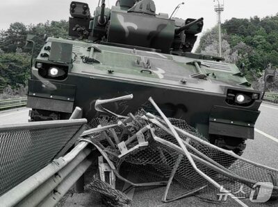 韓国陸軍の装甲車、中央分離帯に乗り上げ50m走行…操舵装置の異常か、負傷者なし