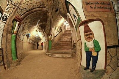 人魚や小人たちがお出迎え、幻想的なワイン貯蔵庫 チェコ