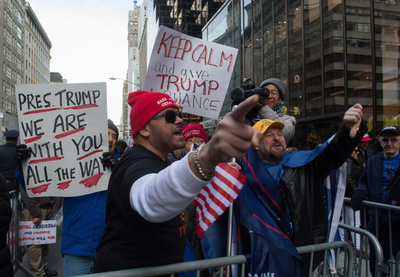 米NYでトランプ支持派、反対派がにらみ合い 分断の根深さ示す