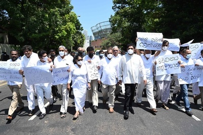 スリランカ、抗議デモ続く 当局はソーシャルメディア停止