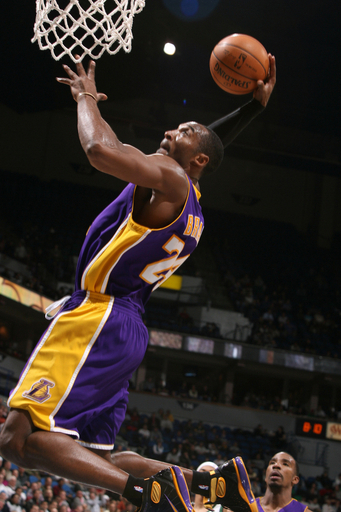 レイカーズ ティンバーウルブズ降し連敗止める