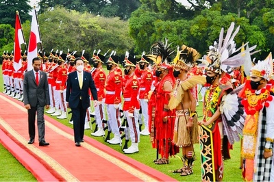 5か国歴訪中の岸田首相、インドネシア大統領と会談