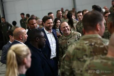 バンス副大統領、在英米軍を訪問