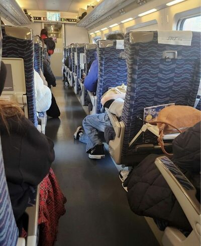 韓国・失われたマナー…高速列車で「通路に足を伸ばした」迷惑乗客、通路に飲み物こぼす