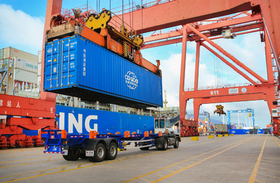 月給34万円でも働き手が来ない！ 中国アモイのコンテナ車ドライバー