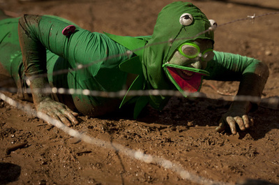 はしゃぐ大人たち集合！大規模障害物競争開催 スペイン