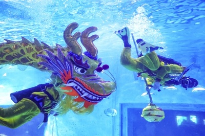 お祭りムード満喫！ 南京の水族館で迎春の「水中龍舞」