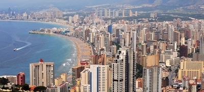 「リゾートで1軒買えばもう1軒」、スペイン不動産業者の奇策