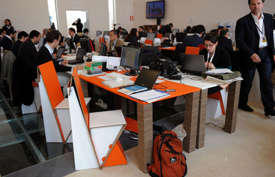 伊G8環境相会合、記者たちにもエコな仕事場