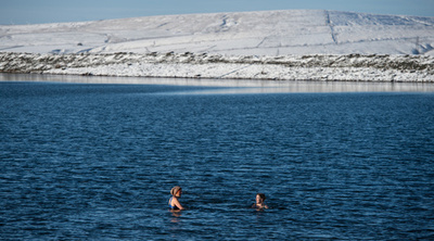 極寒の池にドボン、雪景色の英イングランド北部