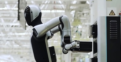 人型ロボットが自らバッテリー交換 中国深センのユービーテックが実現