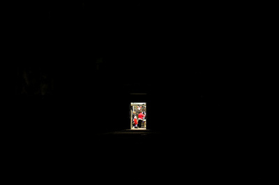 【今日の1枚】商店の明かり、暗闇の中の希望 ウクライナ