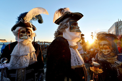 ベネチアのカーニバル、仮装姿で数万人参加