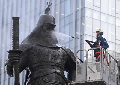 【今日の1枚】偉人の銅像を水洗い 韓国