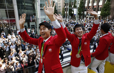 リオ五輪・パラリンピックの選手たちがパレード 銀座