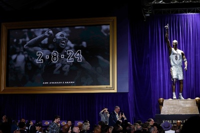 コービー氏たたえる銅像、レイカーズがお披露目