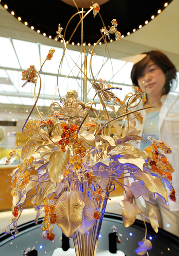 高島屋大阪店、宝石でできた花束を公開