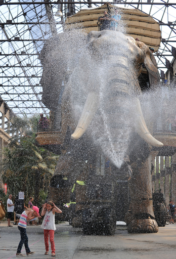 予想外の涼の取り方です、巨大象の鼻から水噴射