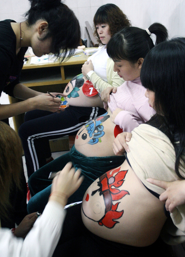 妊婦のお腹に北京五輪のマスコット