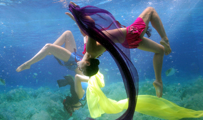 人魚みたい、「韓服」の水中ファッションショー