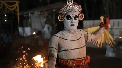 動画:南インドの伝統儀式「テイヤム」 奇抜な化粧施し舞踊、神への崇敬