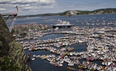 断崖絶壁から27メートルのダイブ、ノルウェー・クラゲレー