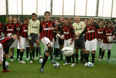 ミランのシーズン初練習で熱狂的なファンが抗議