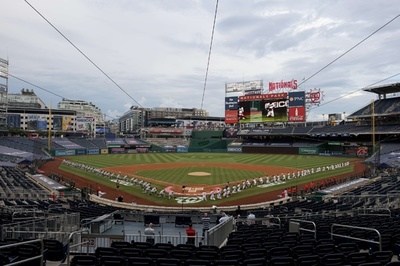 MLBが4か月遅れの開幕 選手は試合前に膝つき抗議