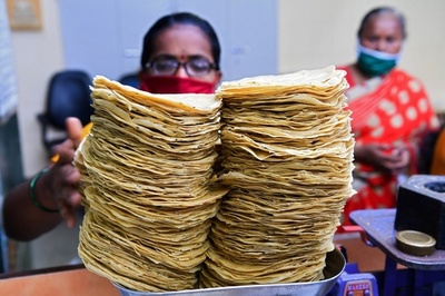 薄焼きクラッカー「パパド」、女性自立の代名詞 インド