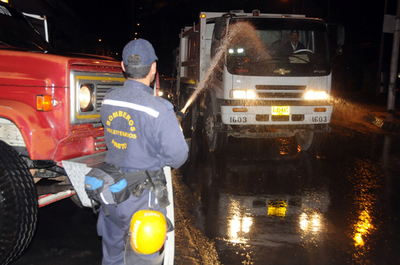 ガレラス山ほぼ1年ぶりに噴火、8000人に避難命令 コロンビア
