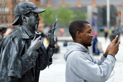 シャーロック・ホームズの「生ける銅像」が出現！英ロンドン