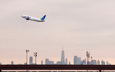 飛行中に非常口開けようとした男を逮捕 乗務員をスプーンで攻撃も 米