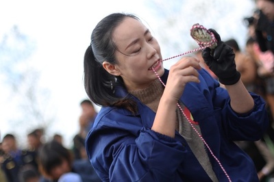 「カニ縛り」達人が集結 中国・江蘇省